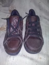 Zapatillas De Cuero Marron Y Zapatos Negros En Buen Estado 