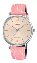 Reloj De Pulsera Casio Dress Ltp-vt01 De Cuerpo Color Plateado, Analógico, Para Mujer, Fondo Rosa, Con Correa De Cuero Color Rosa, Agujas Color Plateado, Dial Dorado, Bisel Color Plateado Y Hebilla Si