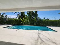 Casa En Venta En Punta Cana Village, 520m2, 4 Hab. 4 Parqueos, Comunidad Exclusiva, Seguridad Permanente, Solo Propiedades De Alto Valor, A 5 Minutos Del Aeropuerto, Oportunidad De Invertir.