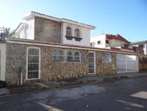 Se Vende Impecable Y Fabulosa Casa Tipo Duplex En Calle Cerrada Con Excelentes Acabados, Cuenta Con Amplios Espacios, Cocina Empotrada Con Tope De Granito Y Todos Sus Accesorios