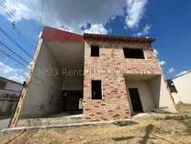 Casa Tonwhouse En Venta Urbanismo Privado Exclusiva Solo Tres Vivienda Obra Limpia Lienzo Blanco Dos Niveles San Pablo Turmero Negociable Estef 23-23618