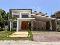 Villa En Venta En Punta Cana Village, 4 Habitaciones, Lista 