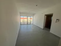 Hermoso Apartamento Ubicado En El Corazón De Evaristo Morales, Próximo A Escuelas, Iglesias, Supermercados, Avenidas Principales Y Actividades De La Zona.