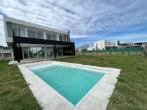 Casa En  Venta En Barrio Acacias, Puertos Del Lago, Escobar.