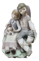 Figura De Porcelana Lladro Pareja De Niños Sentados 