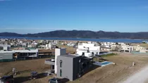 Hermosa Casa En Barrio Puerto Del Aguila Con Espectaculares Vistas Al Lago