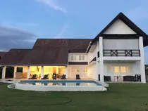 Vendo Hermosa Villa En Punta Cana 2,200 Mts. De Solar