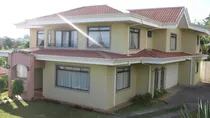 Venta De Casa En San Isidro De Heredia, Amplia.