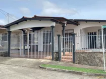 Casa Unifamiliar En Venta De Esquina Con 5 Cuartos En Panamá,  Brisas Del Golf 