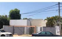 Vendo Casa En Zona Céntrica De Encarnación, A Pasos De La Avenida Irrazábal: 4 Habitaciones Y 3 Baños.