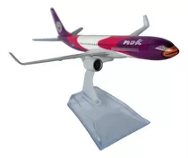 Miniatura De Avião B737 Nok Rosa  Em Metal 16cm