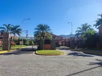 Impecable Townhouse Ubicado En Conjunto Cerrado. Rodeado De Ambiente Fresco Familiar, Cercano A Sitios De Interes Centro Comercial, Clinicas, Colegios De Facil Acceso A La Autopista.