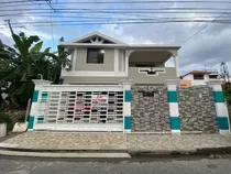 Vendo Hermosa Casa De Dos Niveles En La Urb Italia 