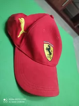 Gorra De Tela Color Rojo Con Logotipo Ferrari.