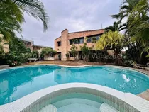 Imponente Casa En Venta En Colinas De Santa Rosa, Lujos Y Confort Se Apoderan De Ella, Posee Piscina, Tanque Subterraneo De 30 Mil Litros Codigo 2-4-17673 Mehilyn Perez**