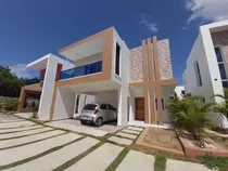 Casa En Venta En La Altagracia, Punta Cana, 200m2, 3 Hab. 2 Parqueos, Ubicada A 5 Minutos De Downtown Punta Cana, Oportunidad De Adquirir Tu Villa Ideal,excelente Ubicación, Un Paraíso Para Vivir.  