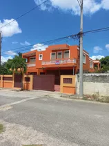 Amplia Casa De 2 Niveles En Tropical Del Este