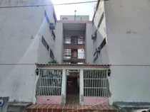 José Trivero Vende Amplio Apartamento, Piso Bajo, 3 Habitaciones (2 Con A\c), 2 Baños, Sala Y Cocina Integrada, Gas Directo....