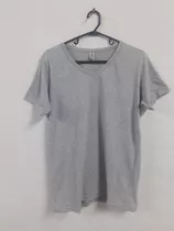 Remera De Hombre. Talle 2 (m) Gris. Slim. Impecable 