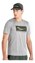 Remera Saucony Stoptwatch Graphic Hombre Running Gris