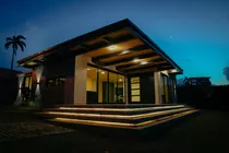 Jarabacoa! Venta De Villa Amueblada Con Sistema De Iluminación Energía Solar Y Amplias Amenidades