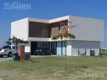 Casa Moderna Al Lago En Venta  - Barrio Acacias, Puertos Del Lago