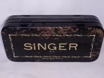 Antigua Caja Lata De Máquina De Coser Singer Con Accesorios