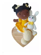 Boneca Cabelo Preto E Amiguinho Coelho Em Amigurumi - Crochê