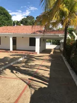 Vendo Magnifica Casa Con Piscina, Jacussi Y Zona  Recreacional En El Condominio Residencial Tejares Del Cortijo En El Carmen De Apicala 