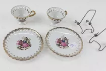 Adornos De Vitrina En Porcelana, 2 Tazas Y 2 Platos.