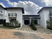 Villa Tipo Townhouse En Venta En Vacacional Matua