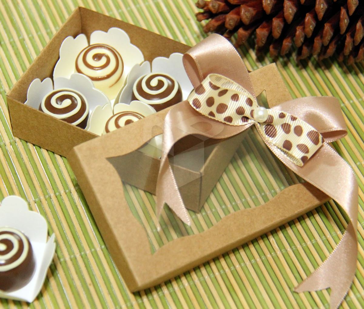 Caixa Para Doces De Papelão 20 Caixas C/visor Retangular Kraft Para 6 Doces E Bombons - R$ 33,99 em