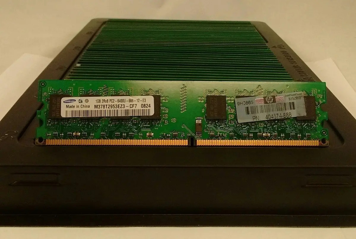 Mémoire RAM 2 Go DDR2 PC2-6400 800 MHz ECC UDIMM - Compatible HP 444909-061 - Neuf