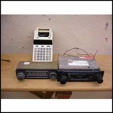 Dos Radios De Coche Y Una Calculadora