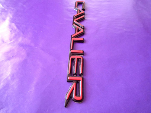 Emblema Cavalier Chevrolet Rojo Foto 3