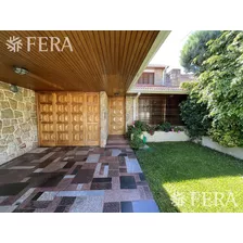 Venta De Casa 5 Ambientes Con Cochera, Jardin, Quincho Y Terraza En Quilmes (23201)