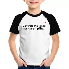 Camiseta Raglan Infantil Controle Até Tenho, Mas Tá Sem Pilh