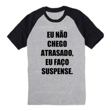 Camiseta Raglan Cinza Eu Não Chego Atrasado Eu Faço Suspense