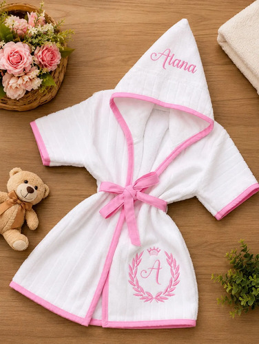 Roupão Para Bebe Tamanho 0 A 6 Meses Tema Inicial Luxo Coroa Branco Com Detalhes Em Rosa Bordado (inicial E Coroa) 0 A 6 Meses