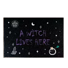 Tapete Capacho - A Witch Lives Here Bruxa Vive Aqui Comprimento 60 Cm Cor Preto Desenho Do Tecido C447 Largura 40 Cm