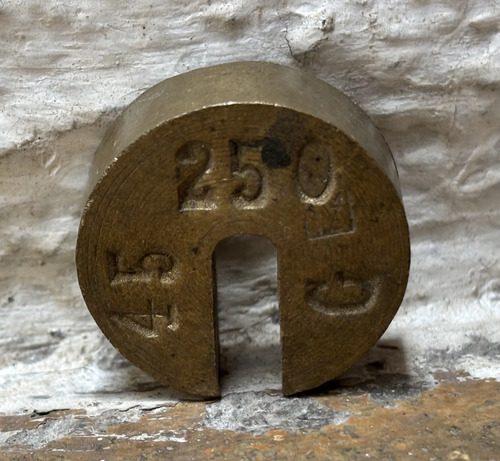 Antigua Pesa De Bronce Redonda 250 Gramos