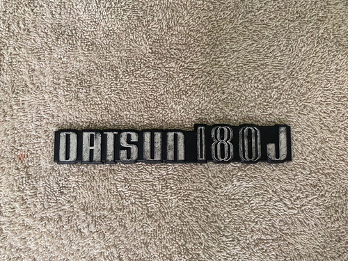 Emblema Datsun 180j Usado De Plastico  Foto 3