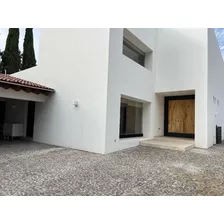 Residencia Con Amplios Espacios-jurica