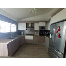 Casa En Venta Exclusiva Propiedad Ubicada En Calle Cerrada Con Vigilancia. La Casa Cuenta Con Cerco Eléctrico, Foto Celdas Ymp Camaras De Seguridad. Trigal Norte Valencia 22-3203