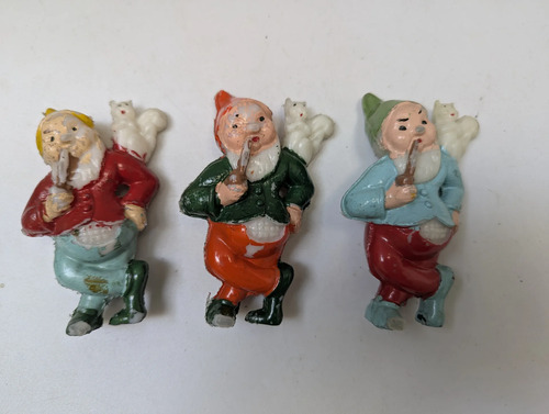 Vintage Lote 3 Gnomos Duendes Con Ardilla Plastico Baquelita Multicolor (rojo, Verde, Azul, Blanco Y Beige)