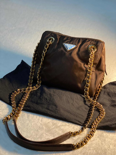 prada nylon bolsa with gold chain