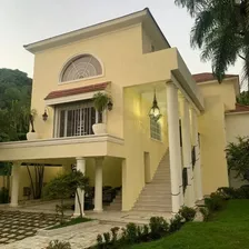 Hermosa Casa Familiar En Altos De Arroyo Hondo Iii