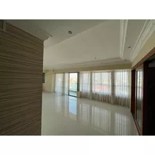 Este Hogar En Un Piso Alto Es Más Que Una Propiedad; Es Un Oasis De Lujo Y Comodidad En El Corazón De Santo Domingo.