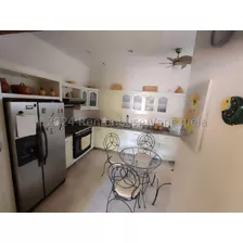 Casa En Venta Impresionante De 5 Habitaciones Ofrece Un Espacio Amplio Ymp Acogedor Para Tu Familia. Con Un Sótano Que Puede Convertirse En Un Anexo Independiente. Trigal Norte Valencia 24-23629