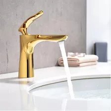 Lavatório De Banheiro Com Torneira De Ouro